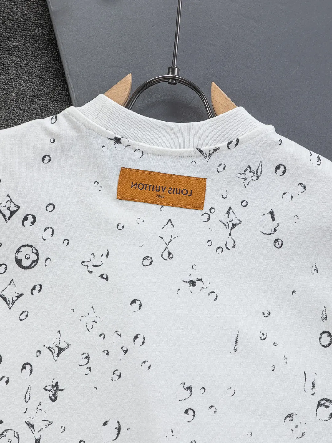 🅿️200 Louis Vuitton 1V LV lv slightly wide version S-XL LV 26ss new products are available at counters simultaneously. Multiple craftsmanship. Gold thread jacquard checkerboard letters on the chest🪡 embroidery. Round neck short-sleeved T-shirt, same style for men and women! Consigned to one-to-one creation. Synchronized with the official website, pure cotton fabrics at the counter! It is close to the skin and comfortable, durable and easy to wear. It has a classic and simple logo design and meticulous original craftsmanship. Short-sleeves, a must-have item for men, do not appear to be the same for the general public, but must be unique and eye-catching. This LV short-sleeve is all about quality, comfort, the same shape and fashion as always, including fabrics and cutting techniques. All of them have been made with great effort! 320 grams of washed pure cotton fabric, pure cotton is breathable, very refreshing and comfortable for daily wear. The rib knitting on the neckline is smooth and tight, and the neckline will not be skewed if you toss it at will. The loose version, you will find that it looks really good on the upper body. The overall is minimalist and neat, super versatile for daily use! Pair it casually with a pair of pants for a youthful look. A T-shirt will make your outfit crazy. It is a fashionable item that can never go wrong! Color: Black White Size: S-XL Size chart: S: Shoulder width 50-Bust 56-Length 70 M: Shoulder width 52-Bust 57-Length 72 L: Shoulder width 54-Bust 59-Length 74 XL: Shoulder width 56-Bust 62-Length 76